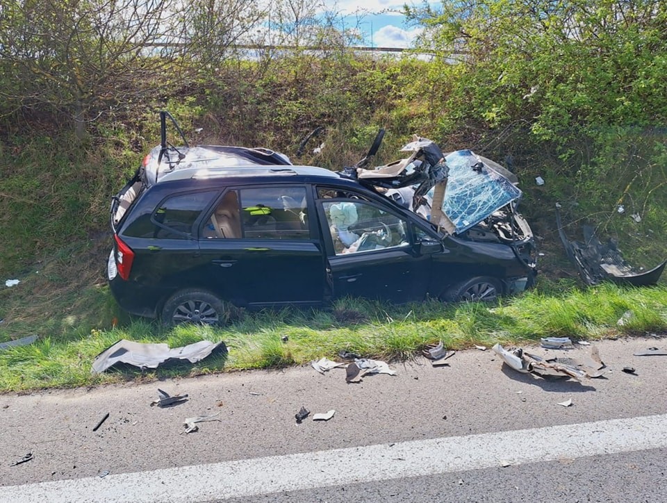 Vážna nehoda na Záhorí: Čelnú zrážku s kamiónom neprežila mladá mamička.