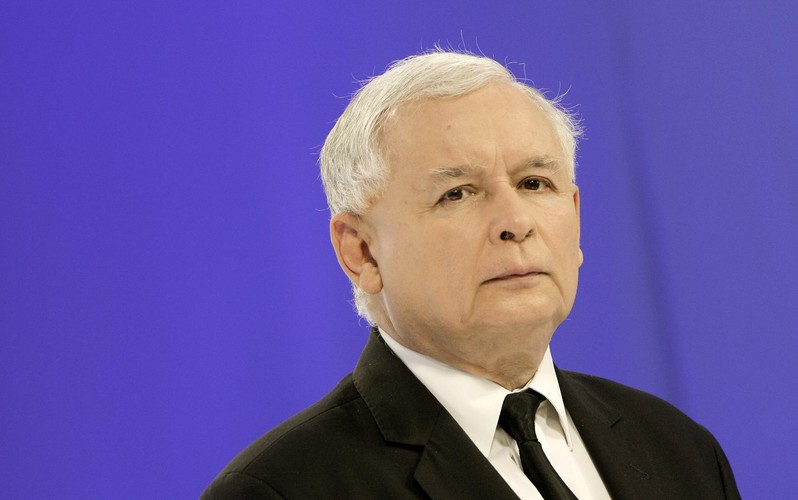 <b>2. Jarosław Kaczyński</b>
<br>
<br>
Choć wielu spisywało go na straty, udowodnił, że ciągle najskuteczniej włada emocjami Polaków. A przynajmniej ich dużej części. 2013 r. zaczął się dla niego tragicznie. Po śmierci matki wielu komentatorów mówiło o końcu kariery politycznej prezesa PiS. Przedwcześnie. Ostatnio partia ma bardzo dobre notowania, a sam Kaczyński uwierzył, że przejmie władzę po Tusku.