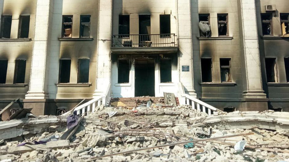 Zbombardowany teatr w Mariupolu.
