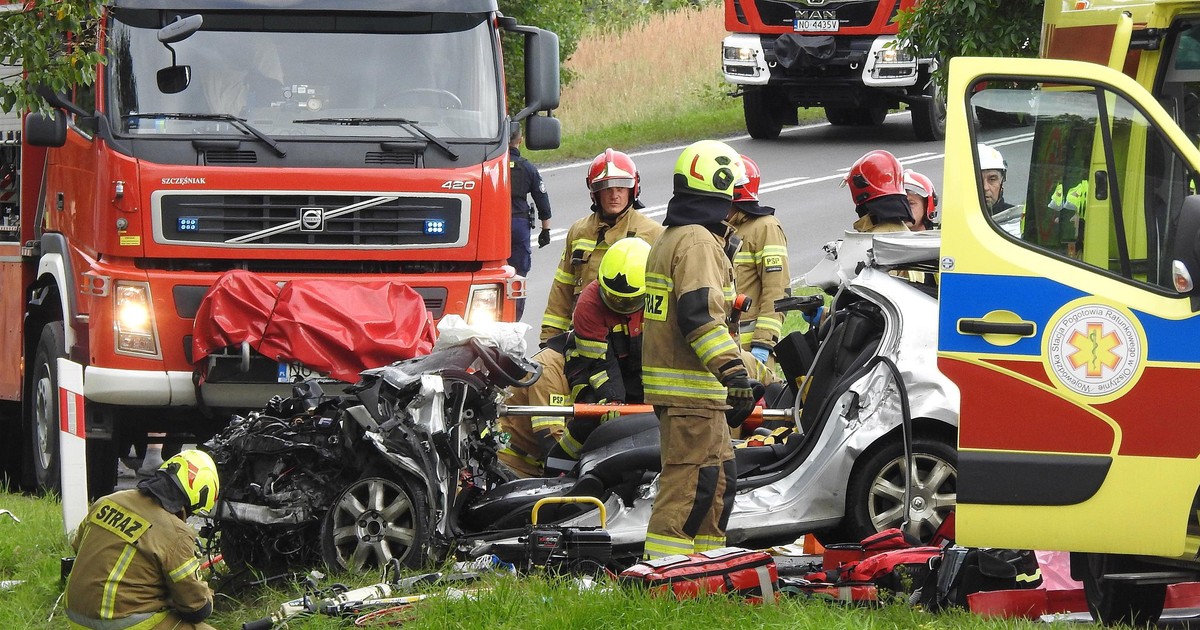 Przerażające nagranie wypadku pod Olsztynem. Ojciec i syn nie żyją, matka i córka walczą o życie