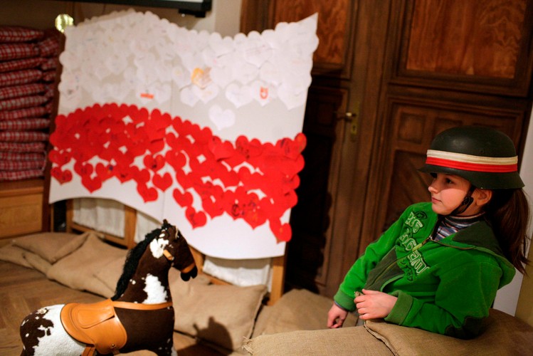 W Muzeum Powstania Warszawskiego dzieci wyklejały flagę z białoczerwonych serc