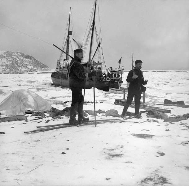 Załoga norweskiego kutra na biegunie północnym w okolicach Spitsbergenu, ok. 1897 r.