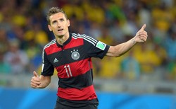 Napastnik urodzony w Polsce dla Niemców stał się "piłkarskim bogiem"