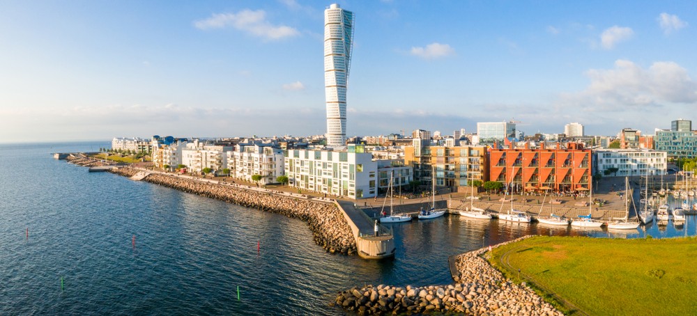 <strong>Malmö</strong>
<br><br>
Główne miasto regionu Skania. Połączone jest z duńską Kopenhagą przebiegającym nad cieśniną Öresund mostem (Öresundsbron, Øresundsbroen). Po Sztokholmie i Göteborgu to trzecie najważniejsze miasto Szwecji. Do najbardziej okazałych zabytków i trakcji Malmö należą: kościół św. Piotra (Sankt Petri kyrka), zamek Malmöhus, ratusz miejski (Malmö rådhus) oraz okazały wieżowiec Turning Torso, który jest najwyższym (190 m) budynkiem mieszkalnym w Szwecji.