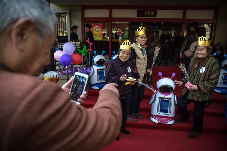 I choć roboty coraz bardziej wkraczają w życie ludzi, to nigdy nie zastąpią ich w prawdziwej ludzkiej komunikacji, której seniorzy potrzebują najbardziej.  <br><br><br> Fot. EPAROMAN PILIPEY