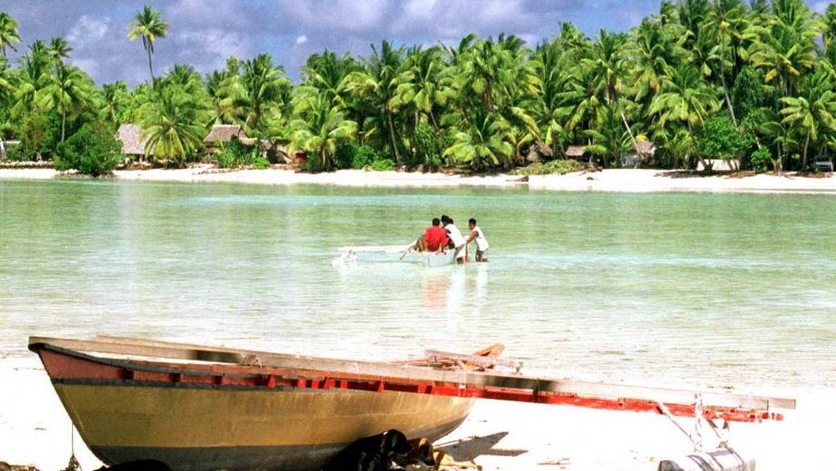 Kiribati, wyspiarskie państwo na Pacyfiku, kupiło tereny na jednej z wysp Fidżi. Ma tu się przenieść cały naród, po tym, gdy w wyniku zmian klimatu kiribackie archipelagi znikną pod falami oceanu.