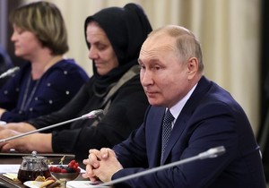 Vladimir Putin sa majkama vojnika