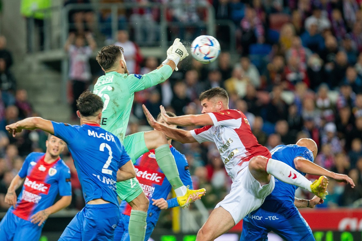 Zawodnik Górnika Zabrze Jonatan Kryspin Szczęśniak (P) i Frantisek Plach (L) z Piasta Gliwice podczas meczu 9. kolejki piłkarskiej Ekstraklasy