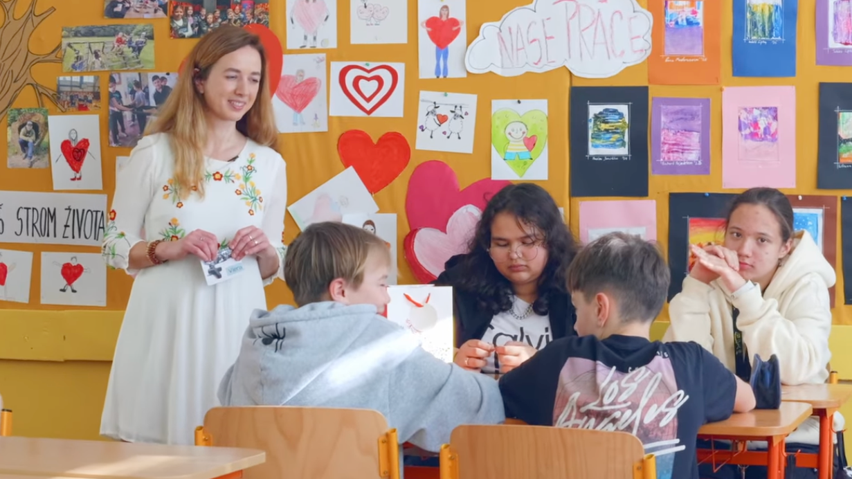 Učiteľka Alena Rapčan Štrompová so svojimi žiakmi.