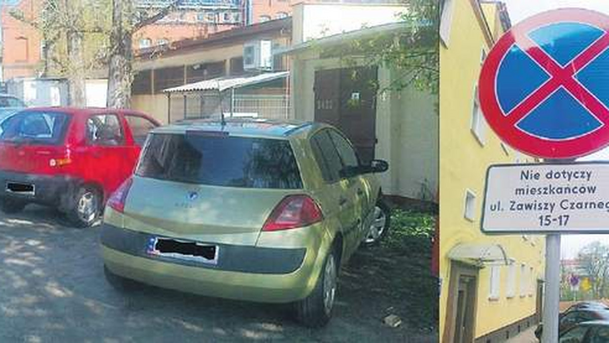 Od kilku lat trwa walka o znak, który zakazywałby parkowania przy garażach na "zapleczu" ulicy Modrzejewskiej w Koszalinie.