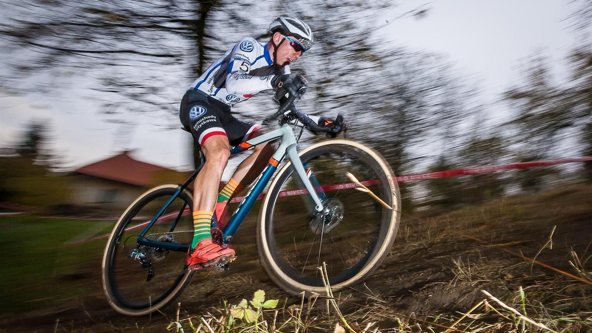 Marek Konwa (Volkswagen Samochody Użytkowe MTB Team) z bardzo dużą przewagą zwyciężył w XXIII Przełajowym Wyścigu Kolarskim „Bryksy Cross”, rozegranym w minioną niedzielę w Gościęcinie.