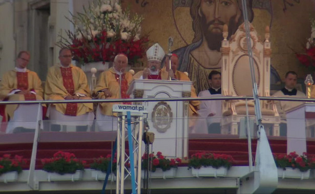 Abp Jędraszewski znowu atakuje LGBT: Nie pozwólcie, aby zło zagrażających nam ideologii rozlało się po Polsce [WIDEO]