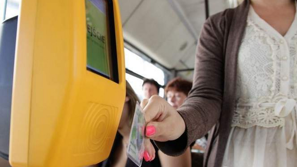 Radni wracają do klikania e-biletem w autobusach komunikacji miejskiej. Po zmianie układu sił w białostockiej radzie, jest nawet szansa na zwycięstwo przeciwników tego pasażerskiego obowiązku. Ci przeciwnicy to radni PiS, SLD i dawni działacze PO - teraz Białystok 2014.