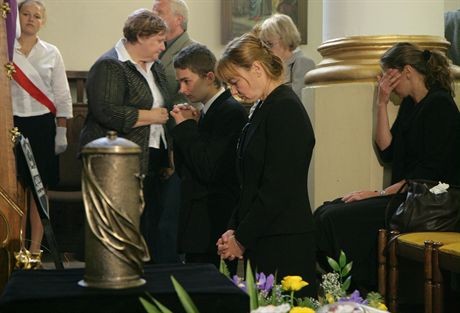 LODZTEMAT  : POGRZEB JACKA CHMIELNIKA 54 L CEROMONIA W KOSCIELE SRODOWISK TWORCZYCHFOTO : PSJ