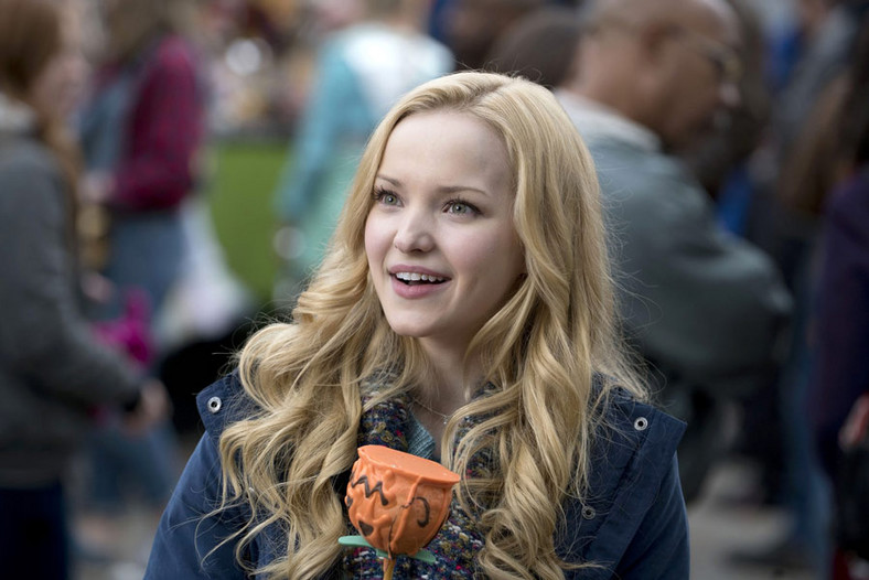 Dove Cameron jako Beth w filmie "Noc duchów: Miasteczko strachu" (2015)