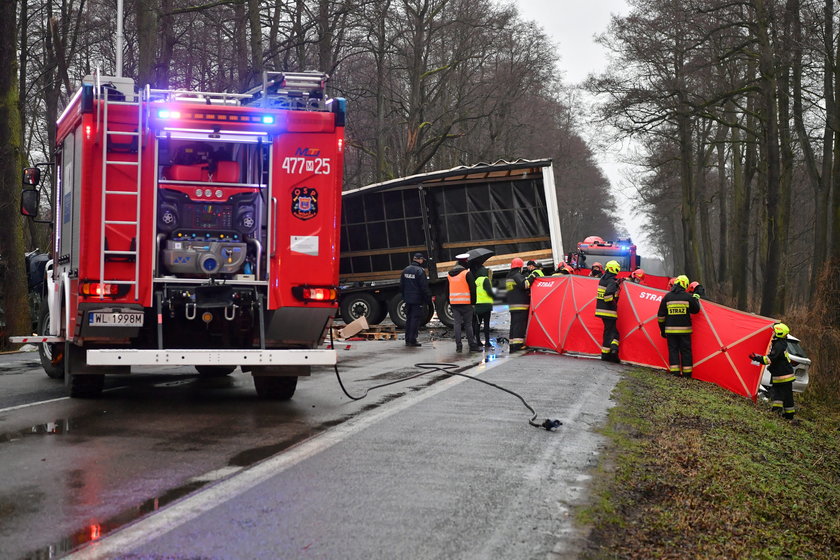 Tragiczny wypadek na DW 631 pod Nieporętem. Nie żyje jedna osoba