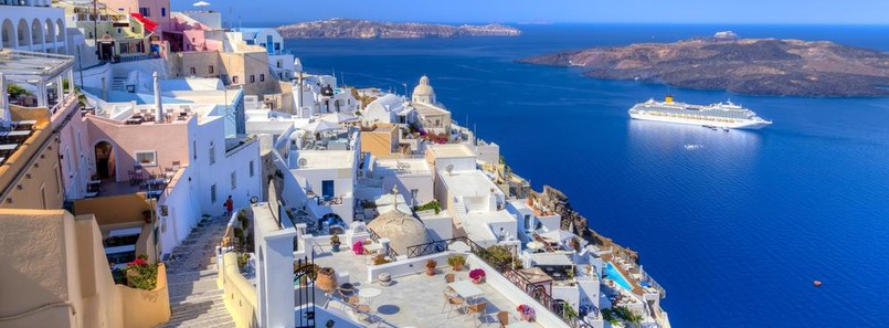 Santorini jest wyjątkowo piękna. Częściowo dlatego, że pod względem geograficznym jest całkowicie odmienny. Popularnymi atrakcjami są tu wulkaniczne plaże Perissa i Kamari, a także, ponoć najsłynniejsza, tzw. Czerwona Plaża obok Akrotiri (mekki amatorów archeologii). Santorini otacza półksiężycem wielką lagunę na archipelagu Cyklad, dzięki czemu znajdziemy tu piękne widoki z położonych wysoko miasteczek, eklektyczną kuchnię, cudowne galerie, bujne życie nocne i doskonałe wina.