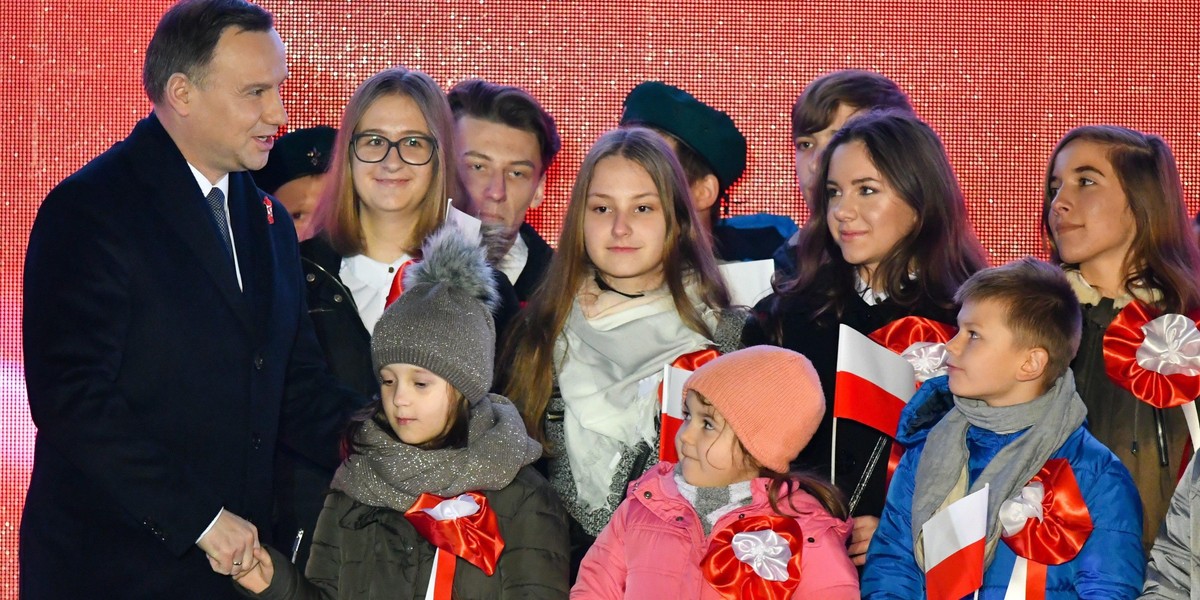 Prezydent Andrzej Duda wita się z dziećmi, podczas V Ogniska Patriotycznego w Stalowej Woli