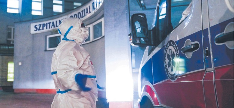 Kobieta czekała przed szpitalem na badanie na koronawirusa. Nie dożyła