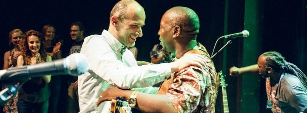 <strong>4. Geniusz gitary na Brave Festival</strong>
<br></br>
Na zdjęciu Grzegorz Bral, twórca i dyrektor Brave Festival, i Vieux Farka Toure, gwiazda afrykańskiej gitary. Połączenie bluesa i energetycznych rytmów z dawnymi pieśniami Mali porwało publiczność do tańca. 
<br></br>  Fot. Mateusz Bral