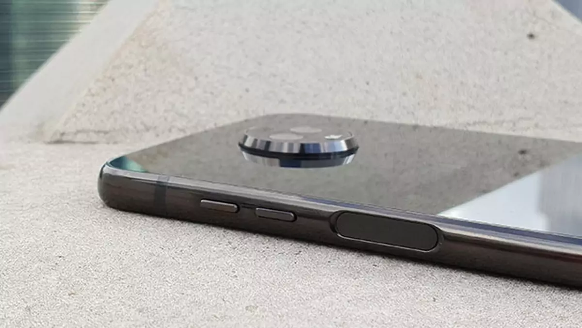 Motorola Moto Z3 rozpoczyna erę smartfonów 5G. W pewnym sensie