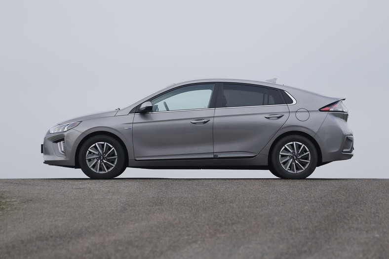 Hyundai Ioniq kontra Nissan Leaf - auta elektryczne dla ludu