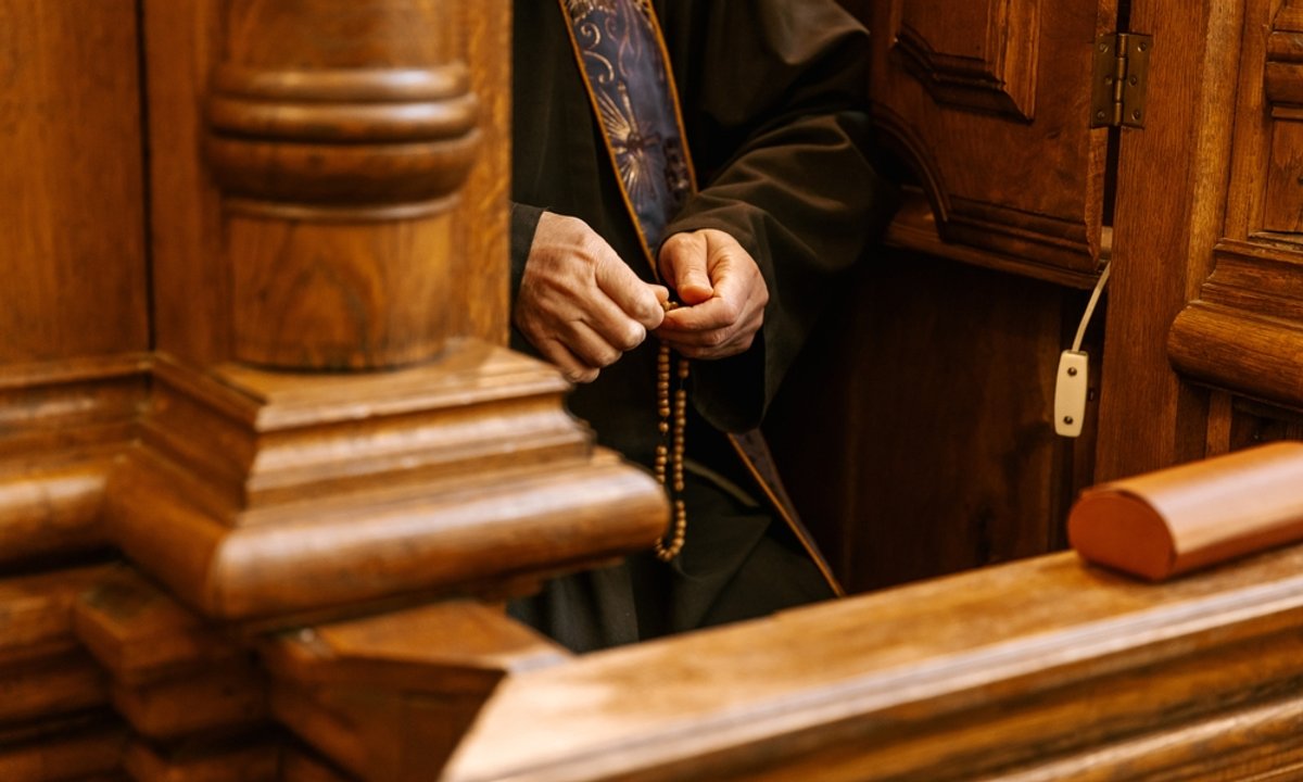 Nazwał dziewczynkę "ladacznicą". Skandaliczne zachowanie księdza podczas spowiedzi