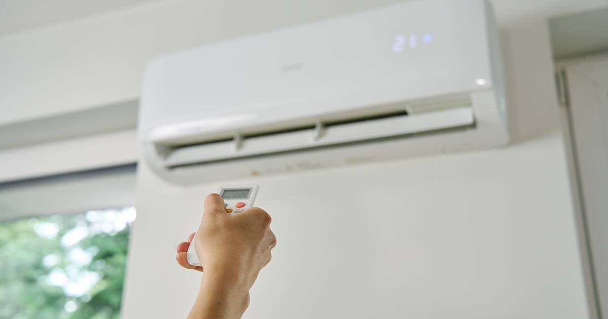 Postaw przy oknie butelkę z wodą. Ten trik stosują Włosi, gdy jest ciepło