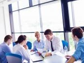 <strong>Buduj swoją pozycję</strong>
<br><br>
Poprzez aktywne wspieranie innych, organizowanie szkoleń wewnętrznych i zewnętrznych, budowanie zespołów zadaniowych lub wychodzenie z inicjatywą i reprezentowanie firmy na zewnątrz. – Poprzez takie działania sami stajemy się marką, rozpoznawaną nie tylko przez pryzmat swojej organizacji, ale jako profesjonaliści w swojej dziedzinie – radzi Michał Środa. – Silna pozycja wpływa na naszą motywację, sprawia, że czujemy się spełnieni. Maleje potrzeba zdobywania kolejnych stanowisk. Tym bardziej, że właściciele firm rzadko przechodzą obojętnie wobec tak lojalnej postawy i starają się zatrzymać takich pracowników – dodaje ekspert