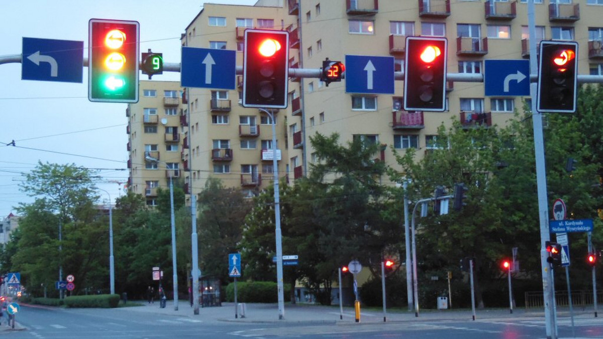 Sekundniki pojawiły się u nas jesienią 2009 roku, a Opole było wtedy pierwszym miastem w Polsce, które kupiło urządzenia. Wyświetlacze podają czas, jaki pozostał do zmiany koloru światła na sygnalizatorze, dzięki temu ruch jest płynniejszy, a kierowcy są bardziej zdyscyplinowani.