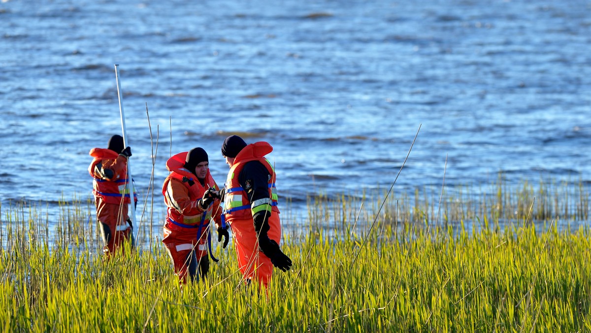 Od 1 do 31 maja w całym kraju utonęły 62 osoby - poinformowało MSWiA. Przyczyną większości wypadków nad wodą są m.in. brawura, alkohol i nieznajomość kąpielisk - podaje policja. I apeluje o rozwagę.