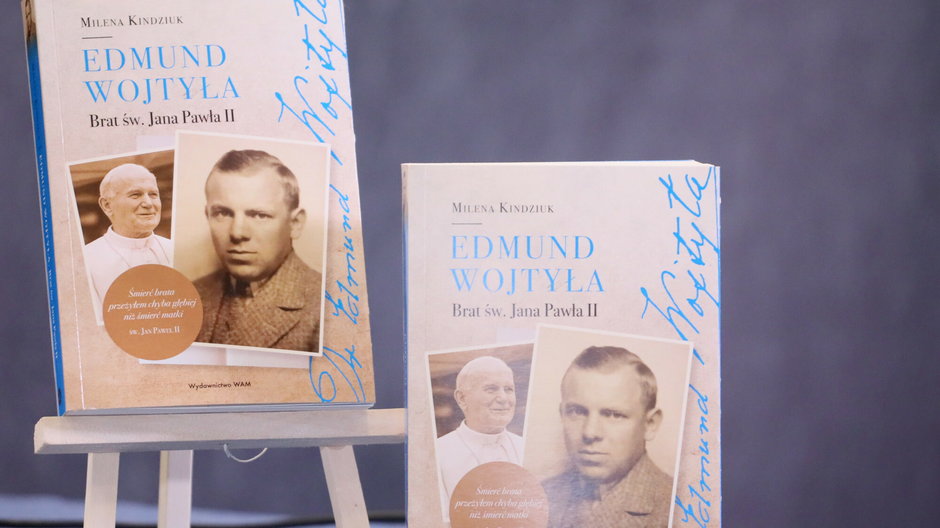 Okładka książki "Edmund Wojtyła. Brat św. Jana Pawła II" dr Mileny Kindziuk.