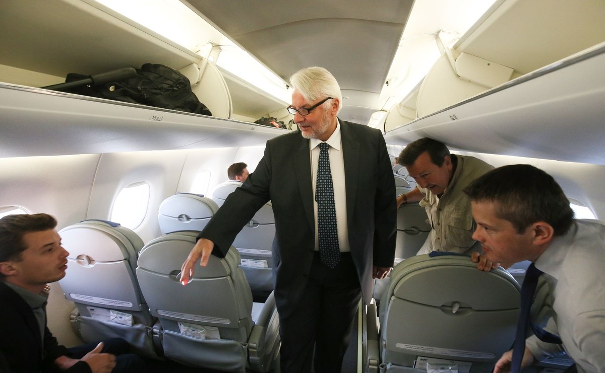 Szef MSZ Witold Waszczykowski na pokładzie samolotu