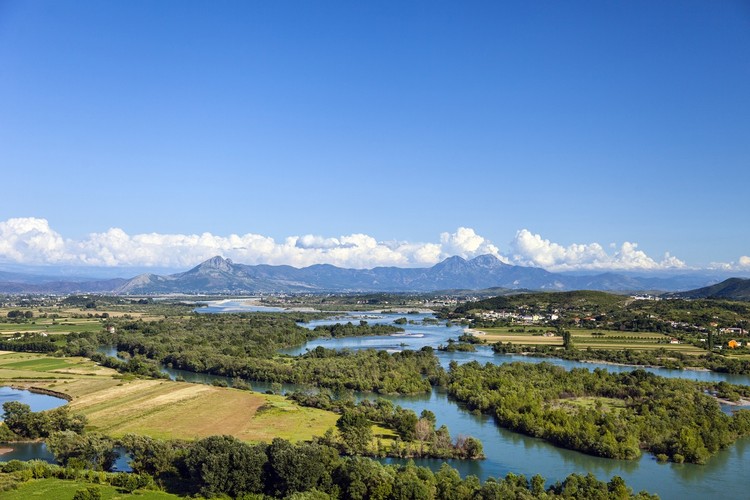 Shkodra
<br><br>
Miasto położone nad jeziorem Skutari, niedaleko od granicy z Czarnogórą, przez całe stulecia było ważnym punktem szlaku handlowego, osiedlali się tutaj zarówno starożytni Grecy jak i Rzymianie, później panowanie nad miastem obejmowali kolejno Serbowie, Wenecja i Imperium Osmańskie. W swojej długiej historii miasto odegrało ważną rolę w kulturze i historii Albanii, znajdziemy tu więc wiele śladów z przeszłości.

Punktem orientacyjnym Shkodry są ruiny zamku Rozafa, wznoszące się w południowej części miasta.  W jego sąsiedztwie znajdują się prehistoryczne cmentarzyska oraz starożytne i średniowieczne grodzisko. Warta zobaczenia jest także średniowieczna cytadela Drisht, a także słynny teatr Migjeni.<br><br>Źródło: <a href=