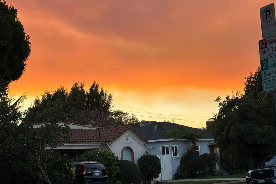 Pepeo neprestano pada na kuću i u dvorište Dragane Rakete, a zagađenje usled požara otežava svakodnevne aktivnosti | Foto: Dragana Raketa/Privatna arhiva