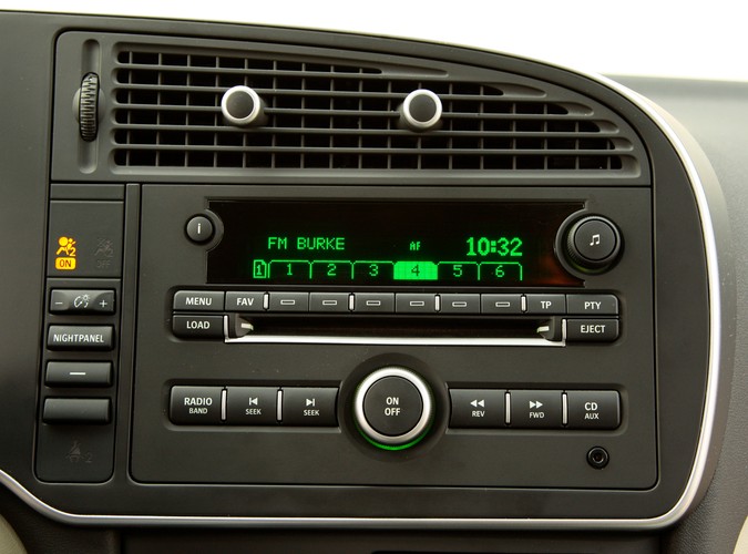 Saab 9-3X - szwedzka stal gotowa do przygody. Dzielnie zwalczy dziki teren, choć woli asfaltowe bulwary. Mogą być dziurawe jak sito - czyli idealnie sprawdza się na polskich drogach...