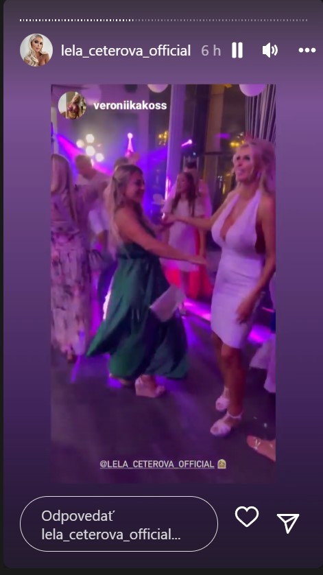 Lela neskôr vymenila princeznovskú róbu za sexi šaty. 