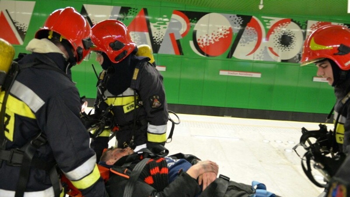 W warszawskim metrze dochodzi do ataku terrorystycznego z użyciem substancji chemicznej. To scenariusz wyjściowy jednego z sześciu epizodów wielkich ćwiczeń Patrol-15, które odbędą się w dniach 17-19 listopada w różnych częściach Polski. Ma to być sprawdzian działania Krajowego Systemu Wykrywania Skażeń i Alarmowania.