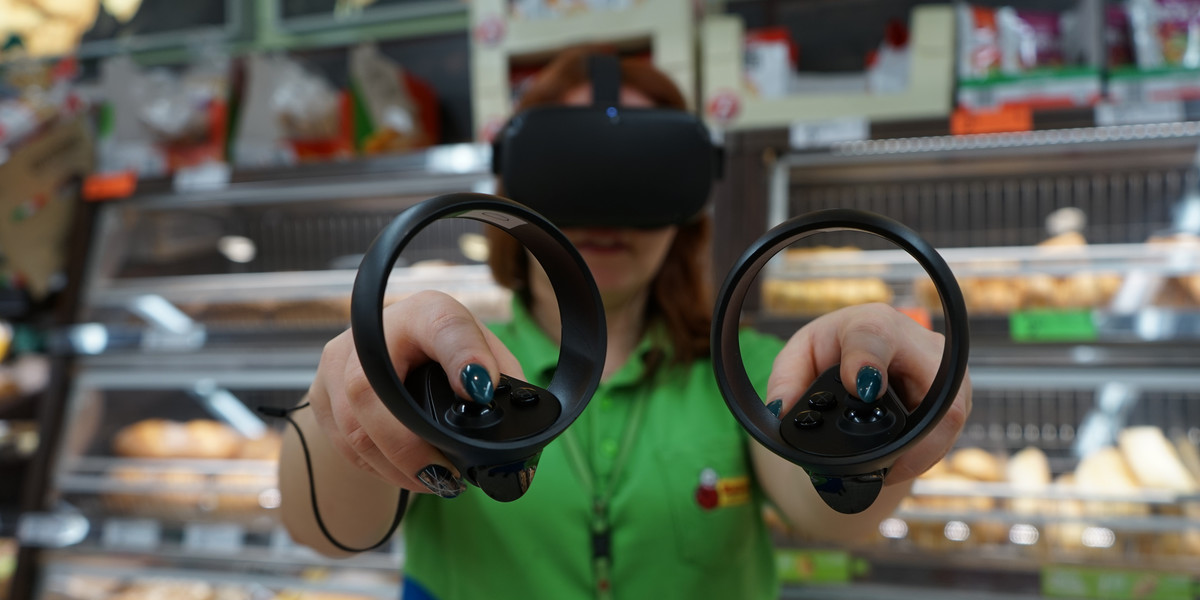 Podczas szkolenia pracownik zakłada gogle VR, a do jego rąk trafiają dwa joysticki. Przenosi się w ten sposób do wirtualnego sklepu. 