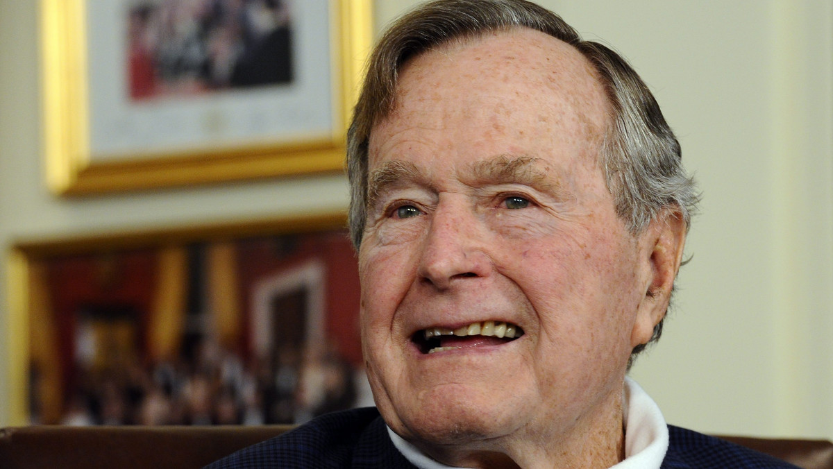 Były prezydent Stanów Zjednoczonych George H.W. Bush został przewieziony karetką do Szpitala Metodystów w Houston z powodu duszności - poinformował wczoraj wieczorem (czasu miejscowego) rzecznik Georgea H.W. Busha - Jim McGrath.