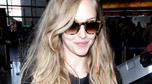 Amanda Seyfried w czerni na lotnisku w Wenecji