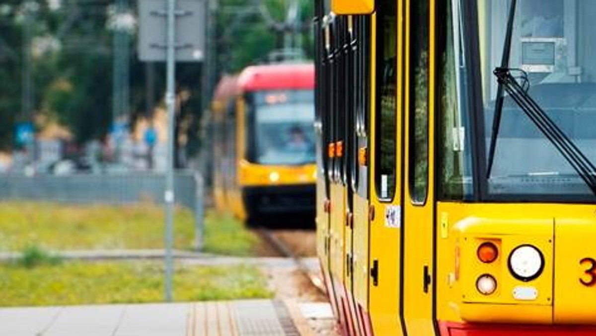 Nagana, utrata miesięcznej premii i brak prawa do uzyskania nagrody półrocznej i rocznej – takie są konsekwencje nieodpowiedniego zachowania motorniczego tramwaju, w którym pobity został prof. Jerzy Kochanowski. Historyk z UW otrzymał cios w twarz od nieznanego mężczyzny, bo rozmawiał z kolegą po niemiecku. Po tym zdarzeniu Tramwaje Warszawskie zdecydowały, że wyposażą w monitoring cały swój tabor.