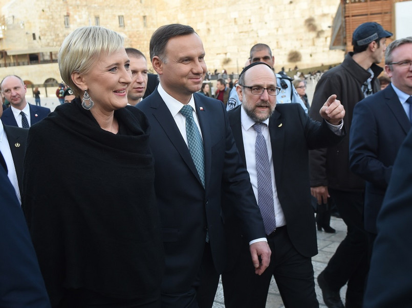 Jednym z punktów wizyty pary prezydenckiej w Izraelu było pojawienie się pod Ścianą Płaczu. Pierwsza dama zdecydowała się na bardzo skromną stylizację, którą uzupełniła jednak bardzo strojnymi kolczykami...