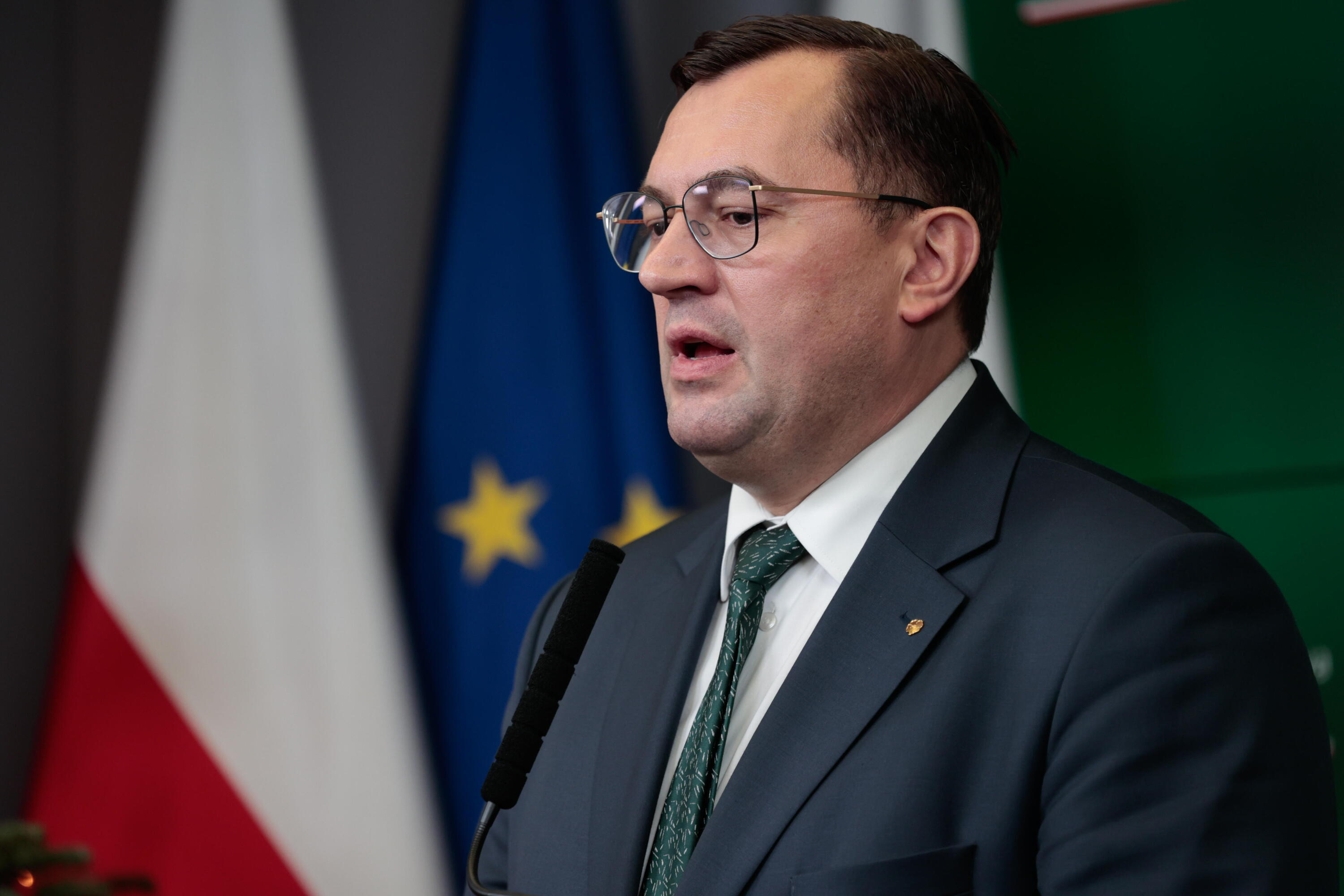 Atak na dom ministra Krajewskiego: Setki litrów gnojówki i groźby