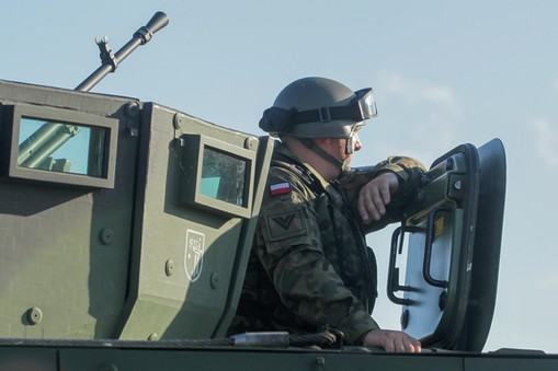 Polscy żołnierze podczas ćwiczeń na poligonie w Orzyszu