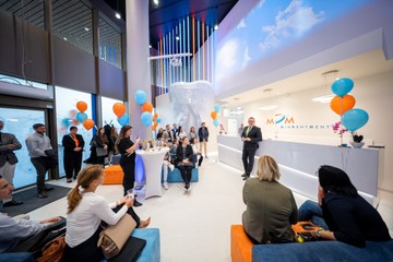 A Váci úti rendelő tágas, világos várótere – ahol a design célja nemcsak az esztétikum, hanem a feszültségoldás is. A légies tér, a színek és az elrendezés is azt üzeni: itt nem kell feszengeni. Fotó: Mindentment Kft.