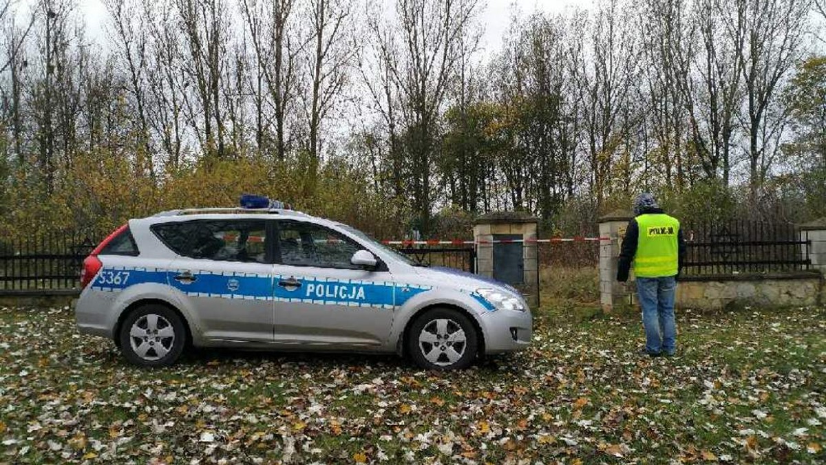 Tragiczne odkrycie na cmentarzu żydowskim w Ożarowie w powiecie opatowskim. Podczas sprzątania nekropolii w trawie znaleziono tam ciało noworodka. Sprawę bada już świętokrzyska policja.