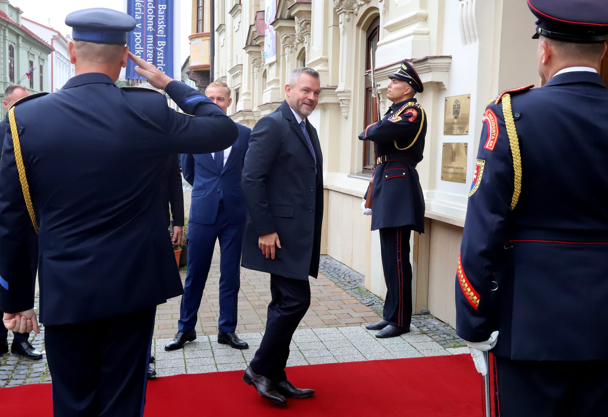 Peter Pellegrini pred Kanceláriou prezidenta Slovenskej republiky – pracovisko Banská Bystrica.