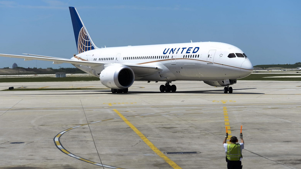 Amerykański przewoźnik United Airlines wznowił w poniedziałek loty swoich Dreamlinerów. Pierwszy z sześciu Boeingów 787 pokonał trasę z Houston w Teksasie do Chicago. Wśród 162 pasażerów na pokładzie znajdowali się prezesi United Airlines i koncernu Boeing.