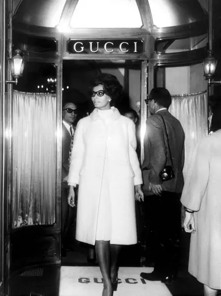 Sophia Loren wychodzi z butiku Gucci, lata 60.